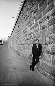 JOHNNY CASH LEANING AGAINST WALL FOLSOM PRISON 1968 - Studio CT