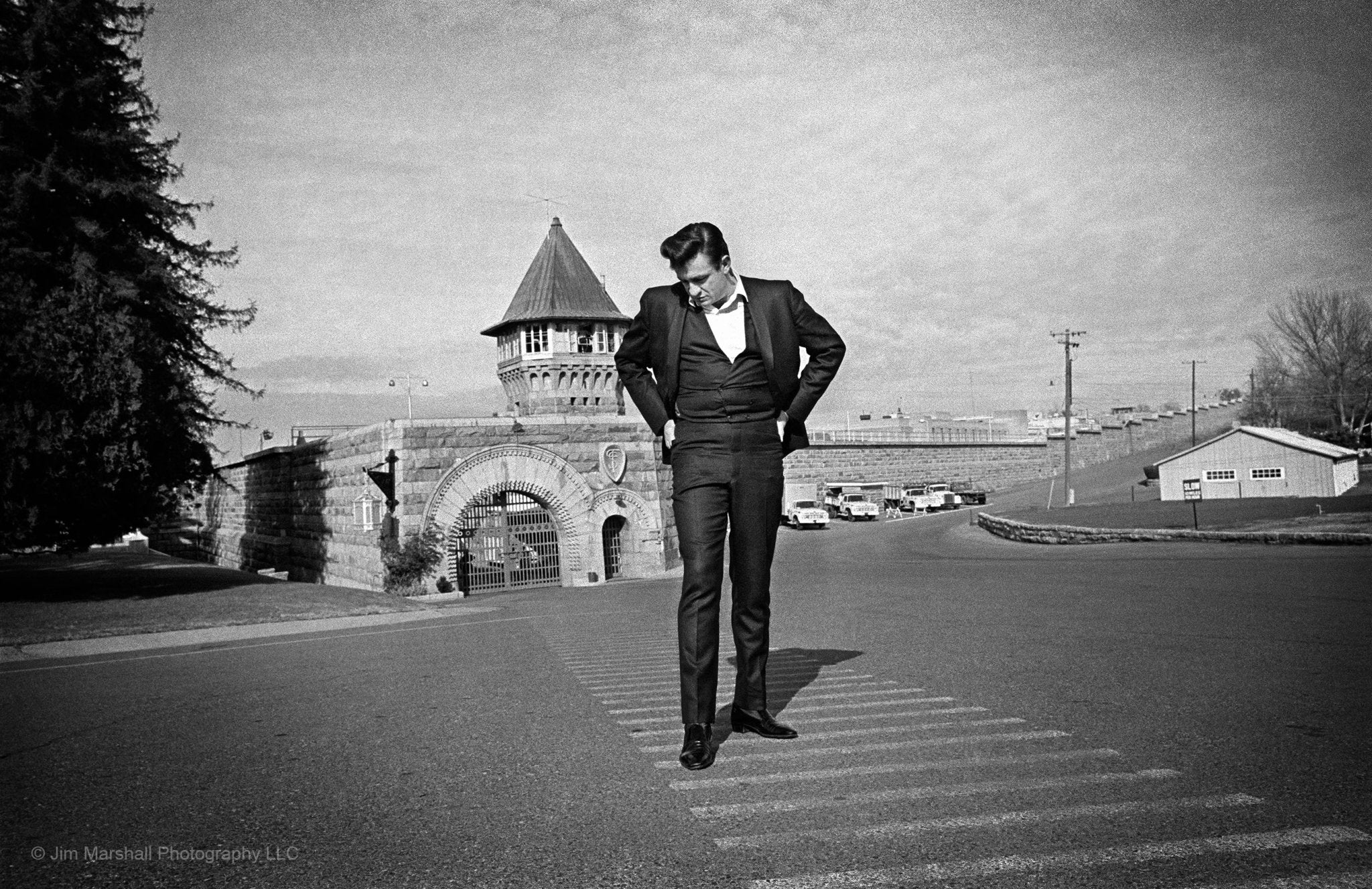 JOHNNY CASH OUTSIDE FOLSOM PRISON 1968 - Studio CT