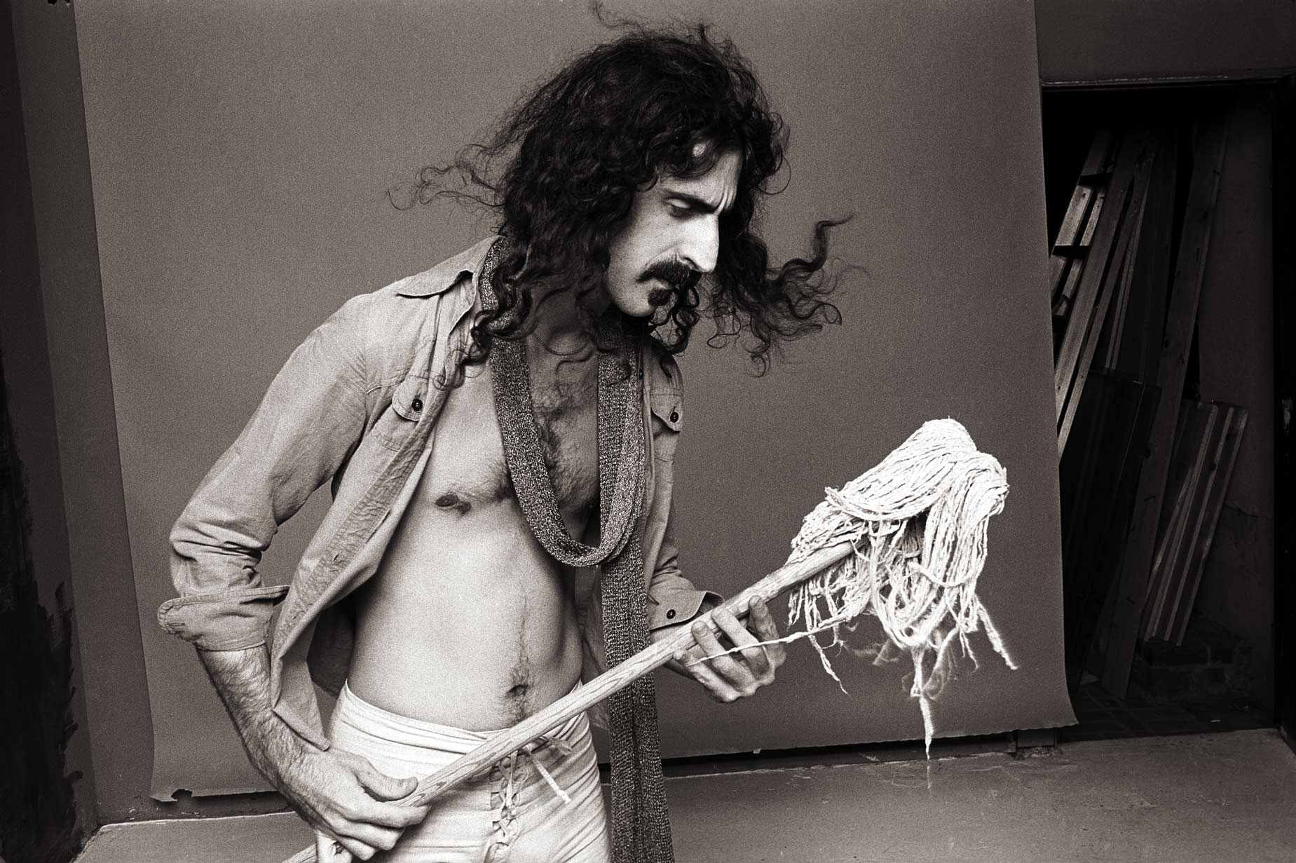 Frank Zappa, Los Angeles 1976 “Frank riffs with Mop” - Studio CT